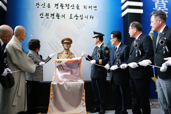 광주 5ㆍ18 민주화운동 당시 시민군에 대한 신군부의 강경 진압 지시를 거부하고 시민들을 보호한 고 안병하 경무관의 흉상 제막식이 2017년 11월 22일 전남지방경찰청에서 열렸다. [사진 전남경찰청]