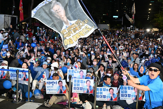 6월 4일 서울 여의도 국회 인근 시민들이 방송예측시스템에서 이재명 대선 후보의 ‘당선 확실’이 나오자 환호하고 있다. [연합뉴스]