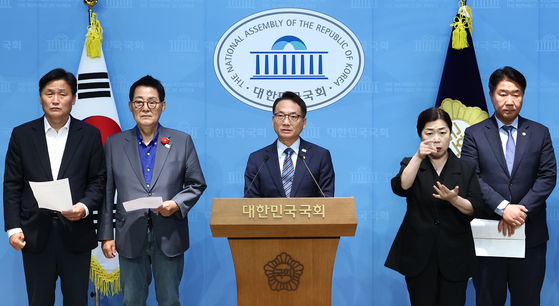 국회 정보위원회 소속 더불어민주당 박선원 간사를 비롯한 위원들이 20일 서울 여의도 국회 소통관에서 국민의힘의 이종석 국가정보원장 후보자 인사청문경과보고서 채택 관련 정보위원회 전체회의 일방적 취소 통보에 대한 기자회견을 하고 있다.뉴스1