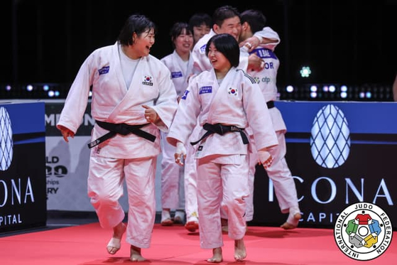 세계선수권 혼성단체전 은메달을 따낸 한국 유도. 사진 IJF