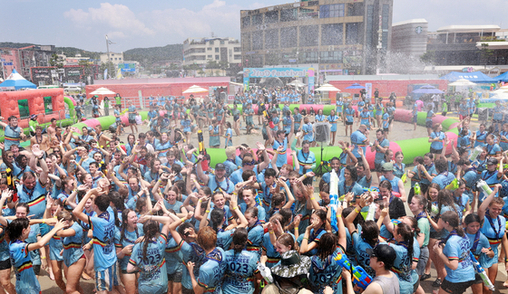 충남 보령시 대천해수욕장에서 열린 보령머드축제 현장에서 관광객들이 즐거운 시간을 보내고 있다. [사진 보령시]