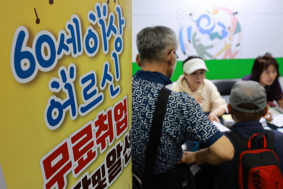 지난 11일 경기도 하남종합운동장 제2체육관에서 열린 2025 하남시 일자리박람회에서 고령 구직자가 취업 상담을 받고 있다. 연합뉴스