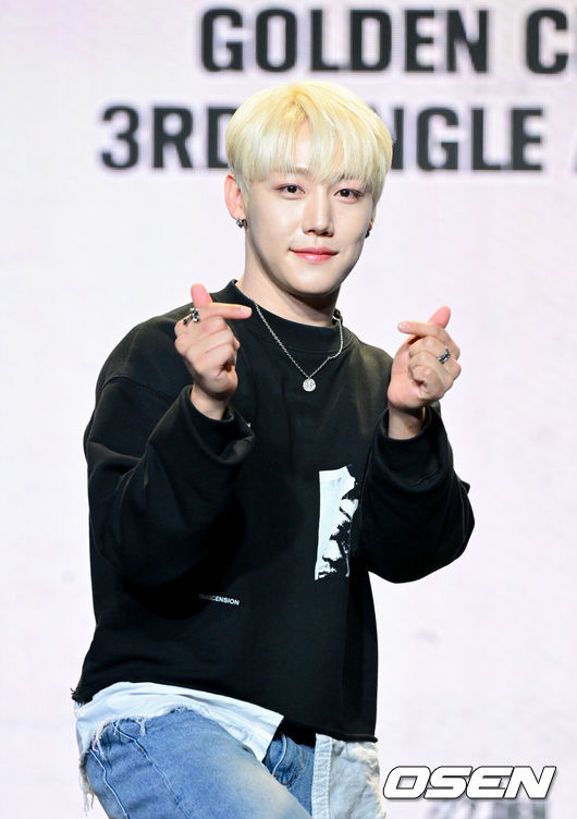 [OSEN=조은정 기자]골든차일드(Golden Child)의 세 번째 싱글 ‘필 미(Feel me)’ 발매 기념 쇼케이스가 2일 오후 서울 강남구 일지아트홀에서 열렸다.동명의 타이틀곡 ‘필 미’는 같은 시간을 함께하며 성장해 온 청춘들의 이야기를 담은 포스트 그런지 록 장르의 곡이다.골든차일드  이장준이 포즈를 취하고 있다.  2023.11.02 /cej@osen.co.kr