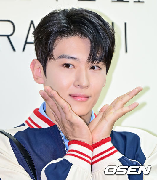 [OSEN=지형준 기자] 20일 오후 서울 성동구 성수동의 한 팝업스토어에서 이탈리안 럭셔리 오트 쿠튀르 브랜드 메종 발렌티노 2025 가을 컬렉션 포토콜 이벤트가 열렸다.이날 행사에는 세븐틴 호시, 나나, 아이브 리즈&레이, 손나은, 덱스가 참석해 자리를 빛냈다.방송인 덱스가 포토타임을 가지고 있다. 2025.06.20 /jpnews@osen.co.kr