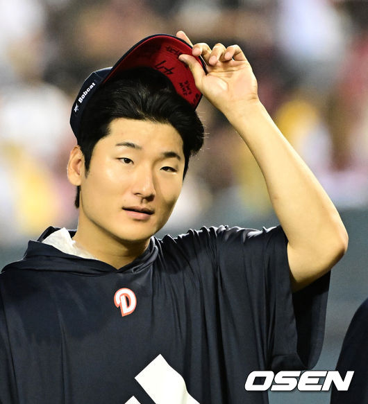[OSEN=잠실, 지형준 기자] 프로야구 두산 베어스가LG 트윈스에 재역전 승리를 거뒀다.두산은21일 서울 잠실구장에서 열린 2025 KBO리그 LG와 경기에서 6-5로 승리했다.경기를 마치고 두산 곽빈이 승리를 기뻐하고 있다. 2025.06.21 /jpnews@osen.co.kr