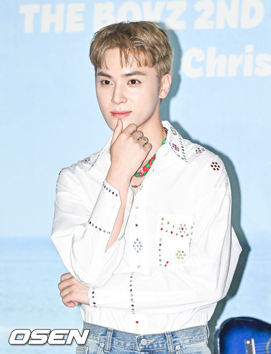 [OSEN=박준형 기자] 7일 오후 서울 영등포 타임스퀘어에서 그룹 '더보이즈(THE BOYZ)' 두번째 정규앨범 '판타지'(PHANTASY) 파트1 '8월의 크리스마스'(Christmas In August) 컴백기념 기자간담회가 진행됐다. 더보이즈는 이날 오후6시 주요 음원사이트를 통해 두번째 정규앨범 '판타지'(PHANTASY) 파트1 '8월의 크리스마스'(Christmas In August)의 타이틀곡 '립글로즈(LIP GLOSS)'를 발매하고, 약 6개월 만에 컴백 활동에 돌입한다.더보이즈 주학년이 포즈를 취하고 있다.  2023.08.07  / soul1014@osen.co.kr