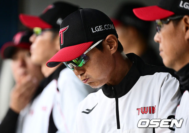 [OSEN=잠실, 지형준 기자] 21일 오후 서울 잠실구장에서 ‘2025 신한 SOL Bank KBO리그’ LG 트윈스와 두산 베어스의 경기가 열렸다.LG는 에르난데스, 두산은 곽빈이 선발로 나섰다.1회초 LG 염경엽 감독이 경기를 지켜보고 있다. 2025.06.21 /