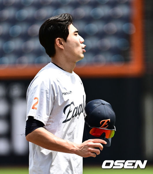 [OSEN=대전, 지형준 기자] 14일 대전 한화생명볼파크에서 2025 신한 SOL Bank KBO리그 한화 이글스와 LG 트윈스의 경기가 열렸다.LG가 40승 26패 1무(승률 .606)로 1위, 한화는 40승 27패(승률 .597)로 2위다. 0.5경기 차이다. 경기 결과에 따라 1위가 바뀔 수도 있다.이날 한화는 폰세, LG는 임찬규를 선발로 내세웠다.한화 심우준이 훈련을 마치고 숨을 몰아쉬고 있다. 2025.06.14 /jpnews@osen.co.kr