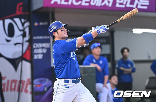 [OSEN=부산, 이석우 기자] 22일 부산 사직야구장에서 2025 신한 SOL 뱅크 KBO 리그 롯데 자이언츠와 삼성 라이온즈의 경기가 열렸다. 홈팀 롯데는 박세웅이, 방문팀 삼성은 원태인이 선발 출전했다.삼성 라이온즈 박병호가 힘찬 타격을 하고 있다. 2025.06.22 / foto0307@osen.co.kr