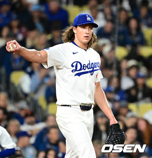 [OSEN=다저스타디움(LA 미국 캘리포니아주), 지형준 기자] 4일(한국시간) 미국 캘리포니아주 로스앤젤레스 다저스타디움에서 2024 메이저리그 LA 다저스와 샌프란시스코 자이언츠의 경기가 열렸다. 이날 1번 중견수로 선발 출장하는 이정후는 올 시즌 6경기 타율 2할9푼2리(24타수 7안타) 1홈런 4타점 1득점 OPS .762를 기록하며 좋은 출발을 하고 있다. 지난 3일 경기에서는 첫 4타석에서 모두 안타를 때려내지 못했지만 마지막 타석에서 안타를 때려내며 2경기 연속 안타와 6경기 연속 출루 기록을 이어갔다. 6회초 1사에서 LA 다저스 타일러 글래스나우가 웨이드에게 볼넷을 허용하고 있다. 2024.04.04 /jpnews@osen.co.kr