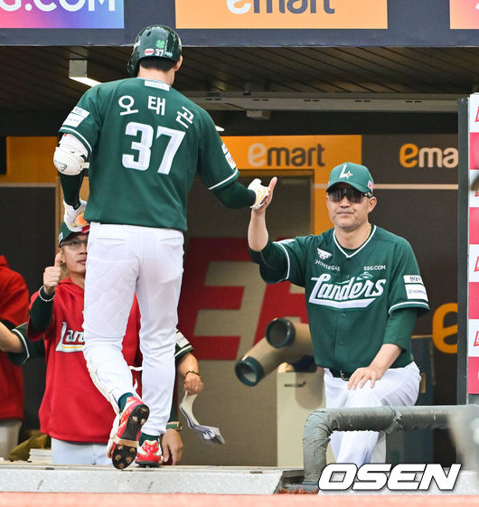[OSEN=인천, 박준형 기자] 21일 오후 인천 SSG랜더스필드에서 ‘2025 신한 SOL BANK KBO리그’ SSG 랜더스와 KIA 타이거즈의 경기가 진행됐다.이날 SSG는 김광현을, KIA는 양현종을 선발투수로 내세웠다.6회말 SSG 선두타자 오태곤이 솔로홈런을 날리고 이숭용 감독과 하이파이브를 하고 있다. 2025.06.21 / soul1014@osen.co.kr