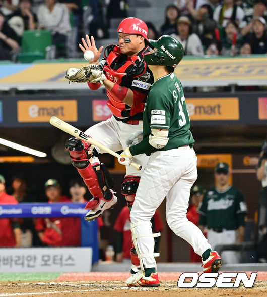 [OSEN=인천, 박준형 기자] 프로야구 SSG 랜더스와 KIA 타이거즈가 연장 11회까지 가는 혈투를 벌였지만 승부를 내지 못했다.SSG와 KIA는 21일 인천 SSG랜더스필드에서 열린 ‘2025 신한은행 SOL Bank KBO리그’ 팀간 6차전에서 5-5 무승부를 거뒀다.연장11회말 무사 2루 SSG 오태곤의 번트 타구를 김태군 포수가 잡아내고 있다. 2025.06.21 / soul1014@osen.co.kr