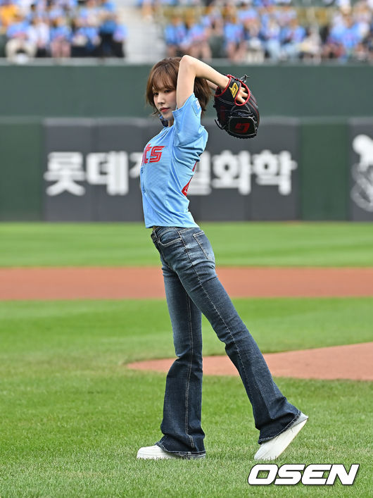 [OSEN=부산, 이석우 기자] 22일 부산 사직야구장에서 2025 신한 SOL 뱅크 KBO 리그 롯데 자이언츠와 삼성 라이온즈의 경기가 열렸다. 홈팀 롯데는 박세웅이, 방문팀 삼성은 원태인이 선발 출전했다.걸그룹 레드벨벳 웬디가 롯데 자이언츠 승리 기원 시구를 하고 있다. 2025.06.22 / foto0307@osen.co.kr