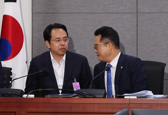 민병덕 더불어민주당 을지로위원장(오른쪽)은 19일 서울 여의도 국회 의원회관에서 열린 배달앱(배달의민족) 사회적 대화 기구 중간 합의문 발표식에 참석한 김범석 우아한형제들 대표(왼쪽)에게 "어려운 걸음 하셨다"고 말했다. 연합뉴스