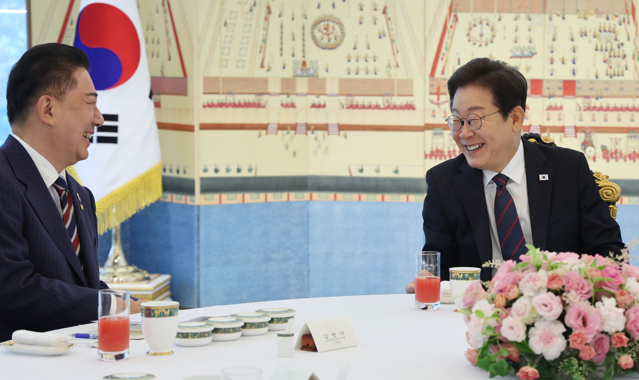 이재명 대통령이여야 지도부 오찬 회동에서 김병기 더불어민주당 당대표 직무대행 겸 원내대표와 대화하고 있다. 김현동 기자