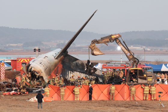 지난해 12월 29일 오전 9시 3분께 전남 무안국제공항에서 181명이 탑승한 여객기가 추락해 소방대원들이 사고 수습 작업을 하고 있다. 뉴스1