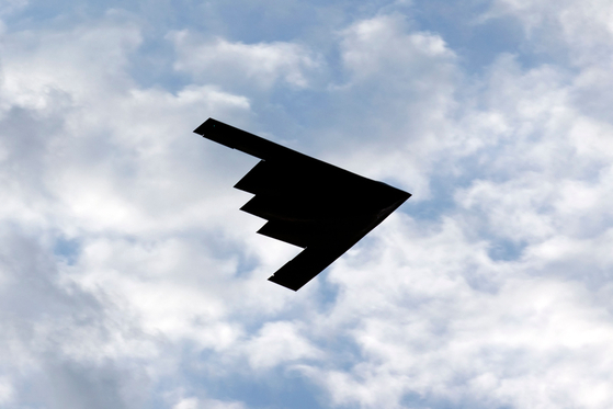 미국 미주리주 화이트먼 공군 기지에서 초대형 폭탄 ‘벙커버스터 GBU-57’ 탑재가 가능한 B-2 스텔스 폭격기 여러 대가 이륙해 태평양의 미국령 괌 기지로 이동하고 있다고 로이터통신과 뉴욕타임스(NYT) 등 현지 매체가 21일(현지시간) 보도했다. 사진은 2020년 7월 4일 워싱턴 DC에서 열린 독립기념일 행사 중 B-2 스텔스 폭격기가 워싱턴 기념탑 위를 비행하는 모습. AFP=연합뉴스