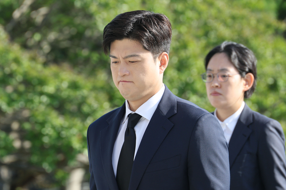 김용태 국민의힘 비상대책위원장이 22일 오전 서울 동작구 국립서울현충원을 찾아 현충탑에 참배하기 위해 이동하고 있다. 뉴스1