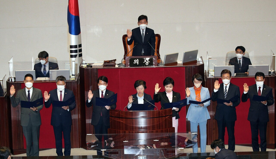 6·1 보궐선거 당선자 및 비례대표직을 승계한 의원들이 2022년 7월 4일 오후 국회에서 열린 본회의에서 선서하고 있다. 왼쪽부터 김한규·박정하·안철수·김영선·최영희·이인선·이재명·장동혁 의원. 김상선 기자