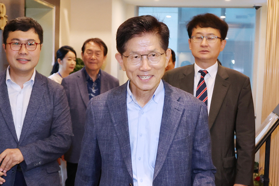 김문수 전 고용노동부 장관이 지난 20일 대선 후 캠프 관계자들과 오찬을 하기 위해 서울 여의도의 한 중식당으로 들어가고 있다. 연합뉴스