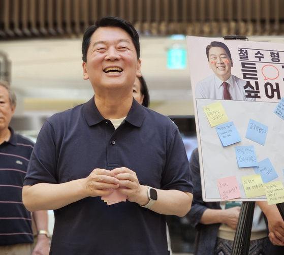안철수 국민의힘 의원이 지난 21일 경기 성남시 서현역에서 열린 ‘철수형은 듣고 싶어서’ 버스킹 행사장에서 시민들과 대화를 나누고 있다. 안철수 의원실 제공