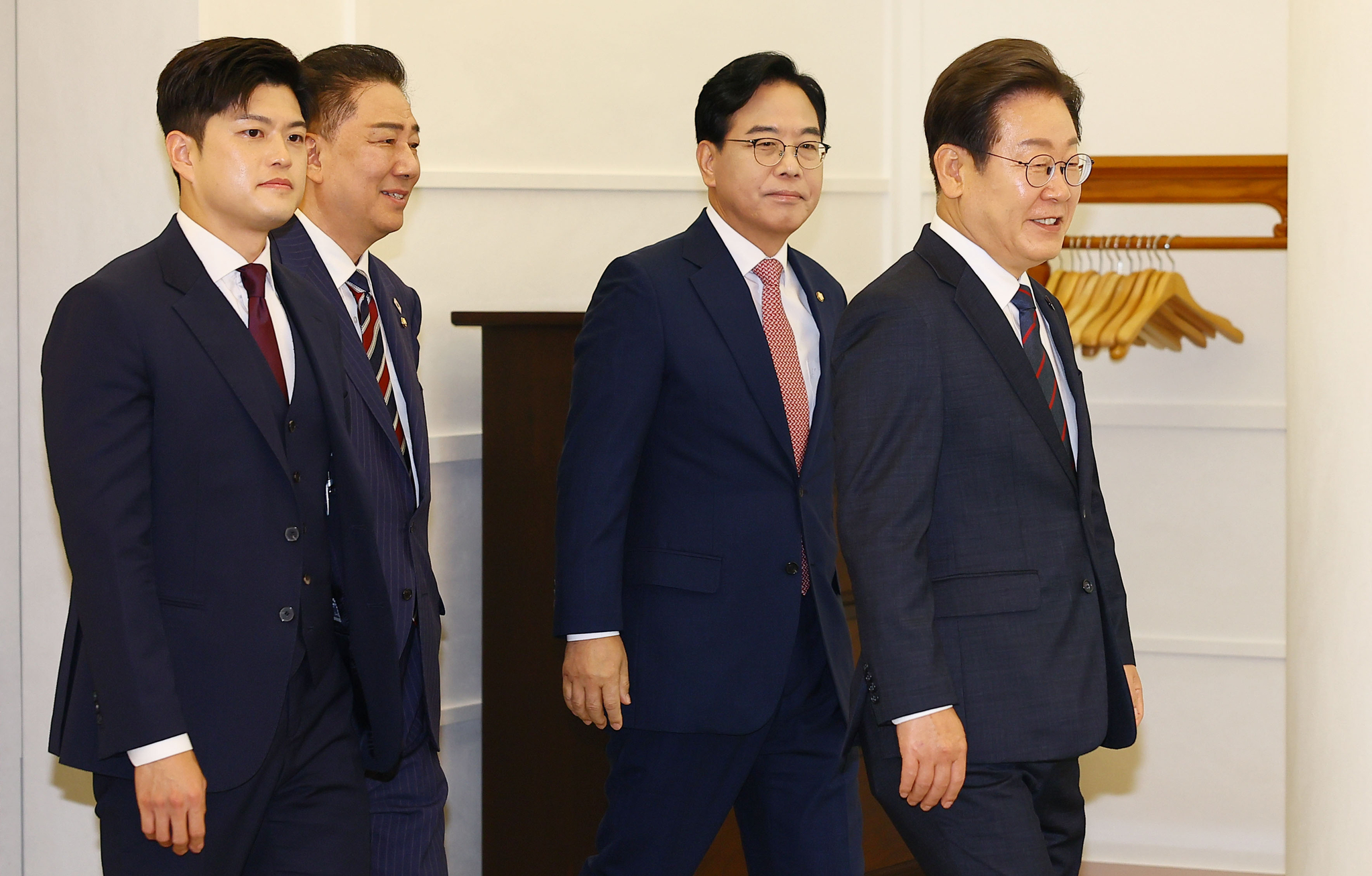 이재명 대통령이 22일 서울 한남동 관저에서 여야 지도부 오찬 회동을 하기 위해 입장하고 있다. 김현동 기자