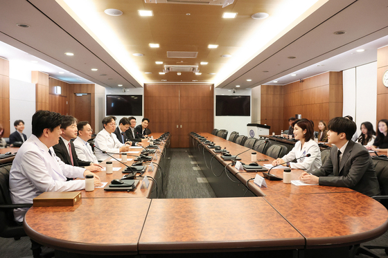 천근아 교수 등 연세의료원 관계자들과 슈가가 대화를 나누고 있다.