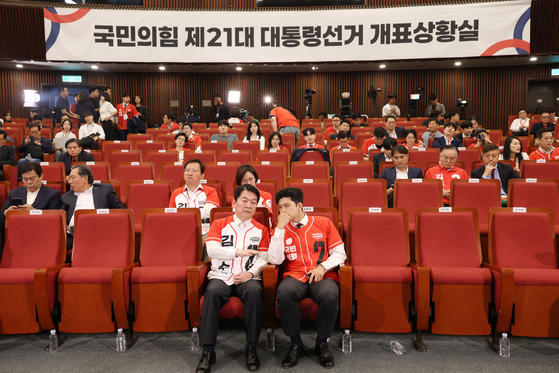 김용태 국민의힘 비상대책위원장과 안철수 전 공동선거대책위원장이 지난 3일 오후 서울 여의도 국회 도서관에 마련된 제21대 대통령선거 개표상황실에서 출구조사 결과를 지켜보며 대화하고 있다. 뉴스1