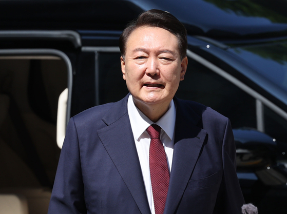 윤석열 전 대통령이 23일 서울 서초구 서울중앙지법에서 열린 내란 우두머리 혐의·직권남용 권리행사 방해 혐의 사건 8차 공판에 출석하고 있다. 연합뉴스