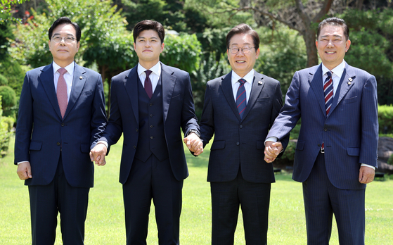 이재명 대통령이 22일 서울 한남동 관저에서 열린 여야 지도부 오찬 회동에서 기념촬영하고 있다. 왼쪽부터 국민의힘 송언석 원내대표, 김용태 비상대책위원장, 이 대통령, 더불어민주당 김병기 당대표 직무대행 겸 원내대표. 대통령실 사진기자단