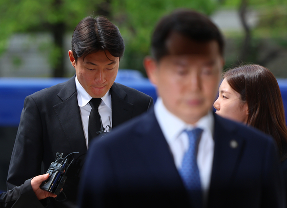 불법 촬영 혐의로 1심에서 징역 1년에 집행유예 2년을 선고받은 축구선수 황의조가 지난 19일 서울 서초구 서울고등법원에서 열린 2심 첫 공판에 출석하고 있다. 연합뉴스