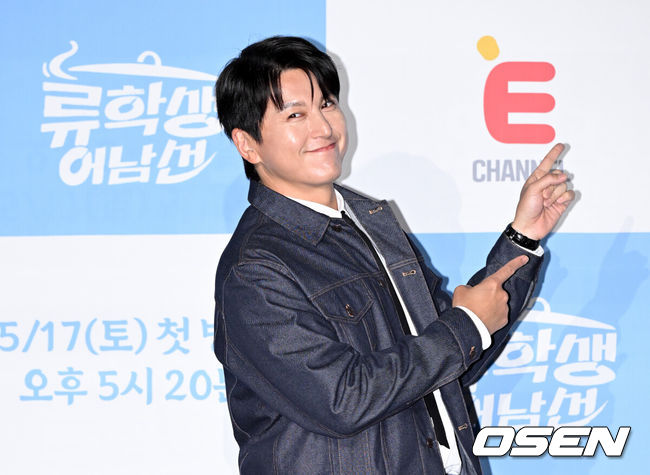 ㅁ[OSEN=조은정 기자]E채널 새 예능 ‘류학생 어남선’ 제작발표회가 15일 서울 종로구 씨네큐브 광화문에서 열렸다.'류학생 어남선'은 '먹고 배우고 완성하라'는 슬로건으로 류수영, 윤경호, 기현이 함께 현지로 떠나 세계의 낯선 요리를 배우고 해외의 '킥'을 넣어 요리를 완성하는 예능 프로그램이다. 세 사람은 포르투로 첫 번째 요리 유학을 떠난다.배우 류수영이 포즈를 취하고 있다. 2025.05.15 /cej@osen.co.kr