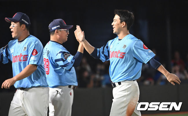 [OSEN=부산, 이석우 기자] 22일 부산 사직야구장에서 2025 신한 SOL 뱅크 KBO 리그 롯데 자이언츠와 삼성 라이온즈의 경기가 열렸다. 홈팀 롯데는 박세웅이, 방문팀 삼성은 원태인이 선발 출전했다.롯데 자이언츠 김태형 감독이 삼성 라이온즈에 9-6 역전승 한 후 김민성과 하이파이브를 하고 있다. 2025.06.22 / foto0307@osen.co.kr