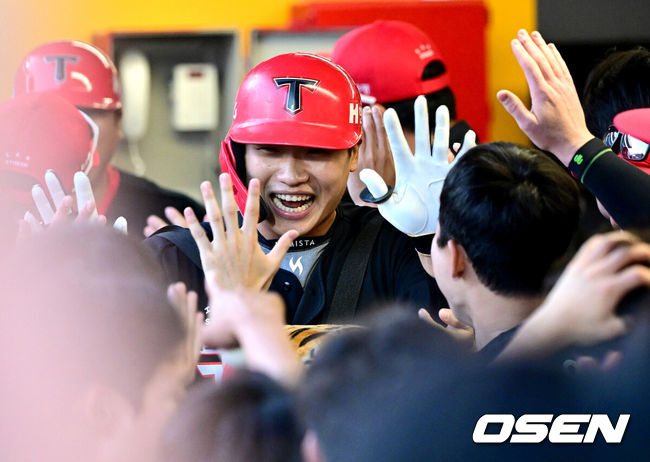[OSEN=인천, 최규한 기자] 22일 인천 SSG랜더스필드에서 ‘2025 신한 SOL Bank KBO리그’ SSG 랜더스와 KIA 타이거즈의 경기가 열렸다.홈팀 SSG는 드류 앤더슨, 방문팀 KIA는 제임스 네일을 선발로 내세웠다.8회초 1사 1루 상황 KIA 김석환이 역전 우중간 투런포를 날리고 홈을 밟은 뒤 더그아웃 동료들과 기뻐하고 있다. 2025.06.22 / dreamer@osen.co.kr