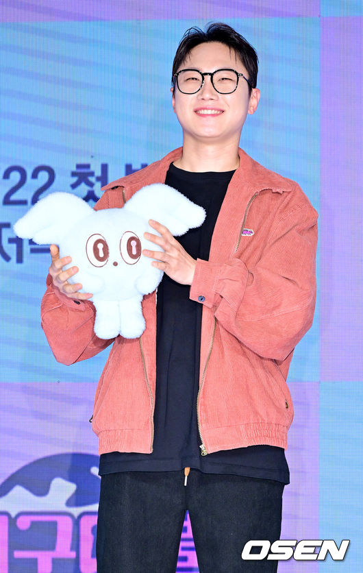 [OSEN=민경훈 기자] 20일 오후 서울 마포구 상암동 쇼킹 K-POP 스튜디오에서 ENA'지구마불 세계여행3' 제작발표회가 열렸다.‘지구마불3’는 여행 크리에이터3대장 빠니보틀,원지,곽튜브가 김태호PD에 의해 설계된 세계여행 부루마불 게임에 참여,주사위에 운명을 맡기고 세계 각지를 여행하는 과정을 담은 예능 프로그램이다.빠니보틀이 포토타임을 갖고 있다. 2025.03.20 / rumi@osen.co.kr