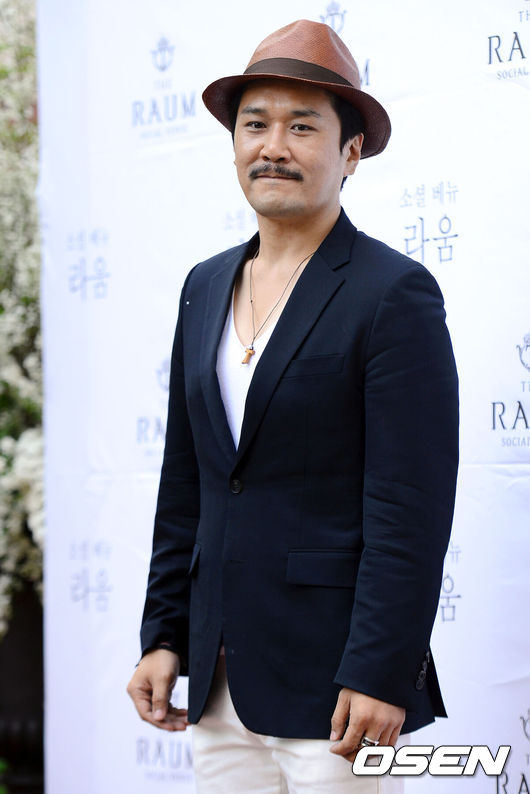 [OSEN=정송이 기자] 13일 오후 서울 역삼동 더 라움에서 '김지우와 레이먼 킴'이 백년가약을 맺는다. 결혼식장을 찾은 JK김동욱이 포토타임을 갖고 있다.김지우와 레이먼 킴은 지난해 케이블채널 올리브채널의 ‘키친 파이터’에서 각각 출연자와 심사위원으로 처음 만나 사랑을 키워왔다.비공개로 진행되는 결혼식은 신랑 레이먼 킴의 지인이 사회를 맡고 주례 없이 양가 부모님 말씀으로 대신하며 축가는 JK김동욱, 박선주, 에프엑스의 루나, 브라이언을 비롯해 김지우와 뮤지컬을 함께한 공연팀 등이 부를 예정이다. /ouxou@osen.co.kr
