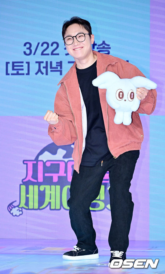 [OSEN=민경훈 기자] 20일 오후 서울 마포구 상암동 쇼킹 K-POP 스튜디오에서 ENA'지구마불 세계여행3' 제작발표회가 열렸다.‘지구마불3’는 여행 크리에이터3대장 빠니보틀,원지,곽튜브가 김태호PD에 의해 설계된 세계여행 부루마불 게임에 참여,주사위에 운명을 맡기고 세계 각지를 여행하는 과정을 담은 예능 프로그램이다.빠니보틀이 포토타임을 갖고 있다. 2025.03.20 / rumi@osen.co.kr