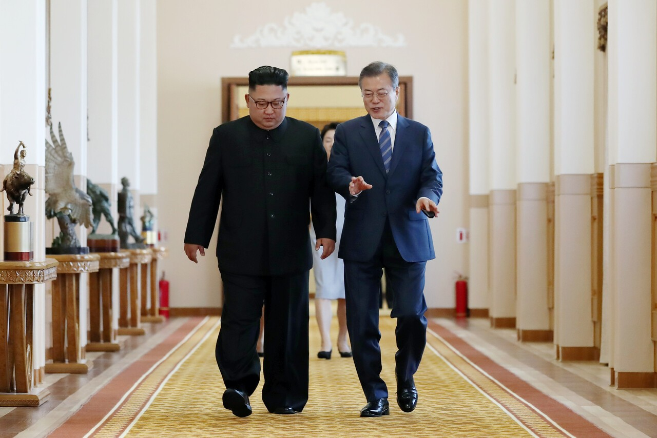 문재인 대통령과 김정은 국무위원장이 2018년 9월 19일 오전 평양 백화원 영빈관에서 열린 남북정상회담에 입장하고 있다. 평양사진공동취재단