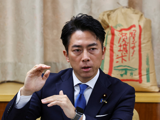 고이즈미 신지로 농림수산상이 지난 29일 쌀값 인하를 위한 비축미 수의계약 등에 대해 설명하고 있다. 로이터=연합뉴스 