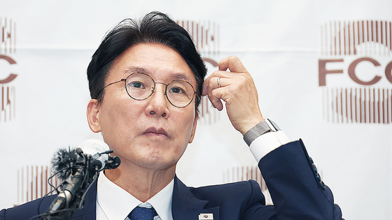 김민석 국무총리 후보자가 지난 17일 오후 서울 중구 프레스센터에서 열린 외신기자간담회에서 질문을 듣고 있다. 뉴스1