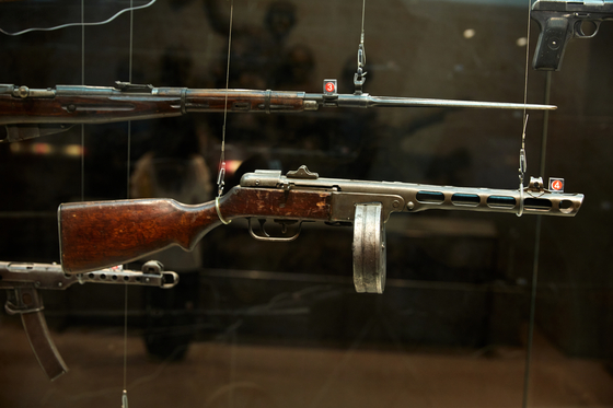 1941년 개발된 소련의 PPSH-41 '슈파긴' 기관단총은 1분당 최대 900발까지 가능한 최신식 무기였다. 