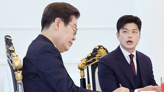  이재명 대통령이 22일 한남동 관저에서 열린 여야 지도부와의 오찬에서 국민의힘 김용태 비상대책위원장의 발언을 듣고 있다. 연합뉴스