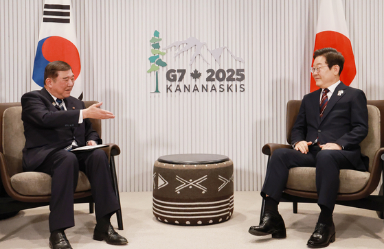 이재명 대통령(오른쪽)과 이시바 시게루 일본 총리가 지난 17일(현지시간) 캐나다 앨버타주 카나나스키스 G7 정상회의에서 회담하고 있다. 김현동 기자