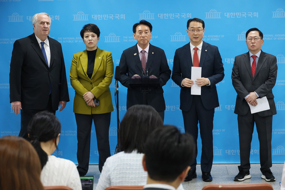 국회 외교통일위원회 소속 국민의힘 김건 의원 등이 23일 오전 서울 여의도 국회 소통관에서 '이재명 대통령의 나토 정상회의 불참은 잘못된 결정'이라며 성명서를 발표한 뒤 취재진의 질문에 답하고 있다. 뉴스1