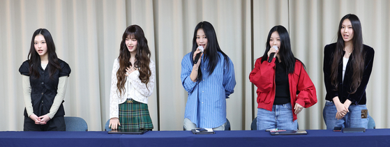 그룹 뉴진스는 지난해 11월 기자회견을 열고 ″어도어의 귀책사유로, 어도어와 29일부로 계약해지가 됐다″고 주장했다. 왼쪽부터 해린, 다니엘, 민지, 하니, 혜인. (공동취재) 사진 뉴스1
