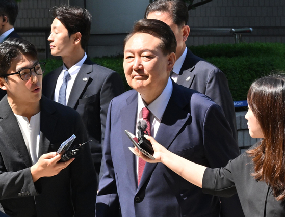윤석열 전 대통령이 23일 서울 서초구 서울중앙지방법원에서 열린 내란 우두머리 혐의·직권남용 권리행사 방해 혐의 사건 8차 공판에 출석하고 있다. 뉴스1