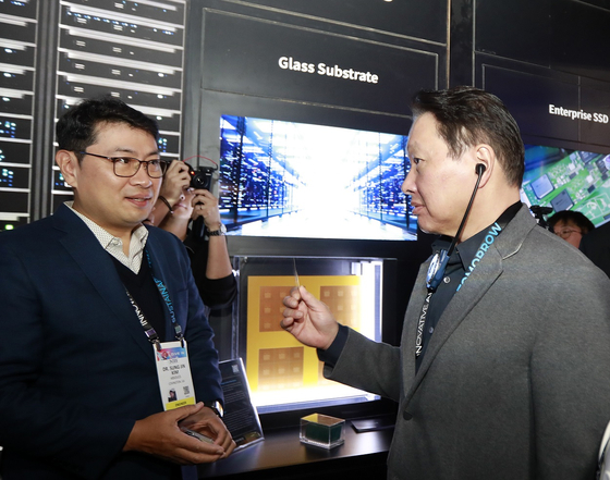 최태원 SK그룹 회장이 지난 1월 미국 라스베이거스에서 열린 'CES 2025' 행사장에 마련된 SK 전시관에서 유리기판을 살펴보고 있다. 사진 SK