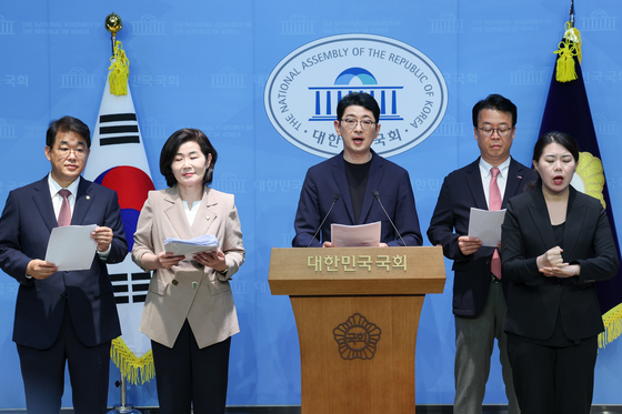 김민석 국무총리 후보자 검증을 위한 인사청문 특별위원회 소속 국민의힘 배준영(왼쪽부터), 김희정, 주진우, 곽규택 의원이 지난 18일 오후 서울 여의도 국회 소통관에서 김 후보자의 수입 5억 1,000만원 및 지출 13억원 차이 관련 자료를 요구하며 기자회견을 하고 있다. 뉴스1