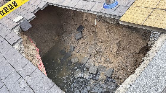 지난 21일 오후 6시 12분쯤 전북 남원시 도통동 한 교차로 인근 횡단보도 앞 인도에서 가로 2m·세로 2.5~3m·깊이 1.5~2m 땅 꺼짐(싱크홀) 사고가 발생해 이 길을 지나던 박모(46)씨가 추락해 다쳤다. 사진은 사고 현장 모습. 사진 전북특별자치도소방본부