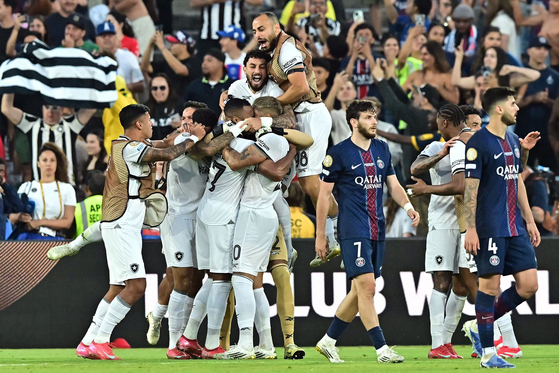 FIFA 클럽월드컵 조별리그에서 보타포구(브라질) 선수들이 유럽 챔피언 파리생제르맹(프랑스)을 1-0으로 꺾은 뒤 환호하고 있다. 보타포구는 2승으로 16강을 눈앞에 뒀다. [AFP=연합뉴스]